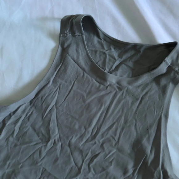 🆕🩶 Lululemon SenseKnit Running Tank - Rhino Grey - Picture 2 of 13